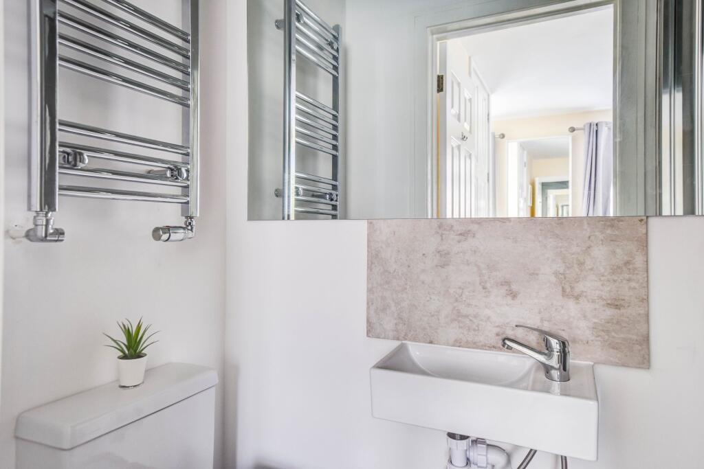 EN SUITE SHOWER ROOM