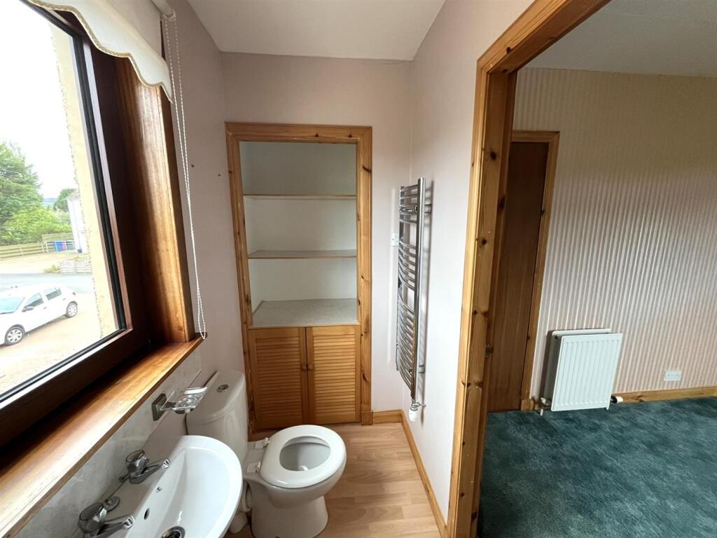 EN-SUITE SHOWER ROOM