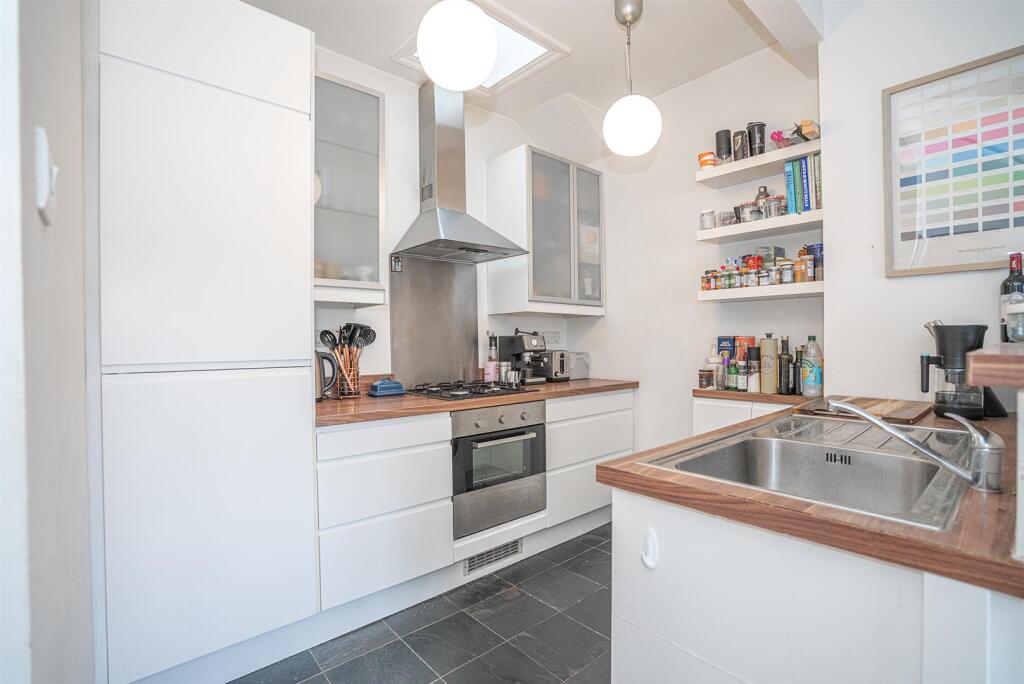 Kitchen a.jpg