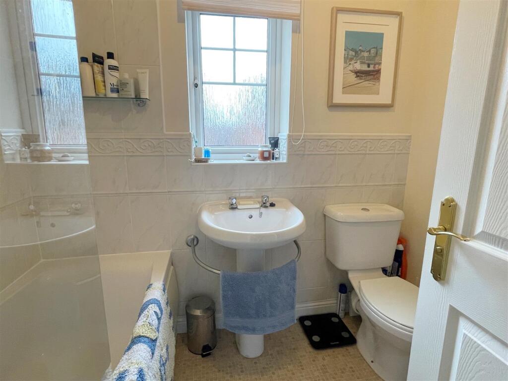 Bathroom 1.JPG