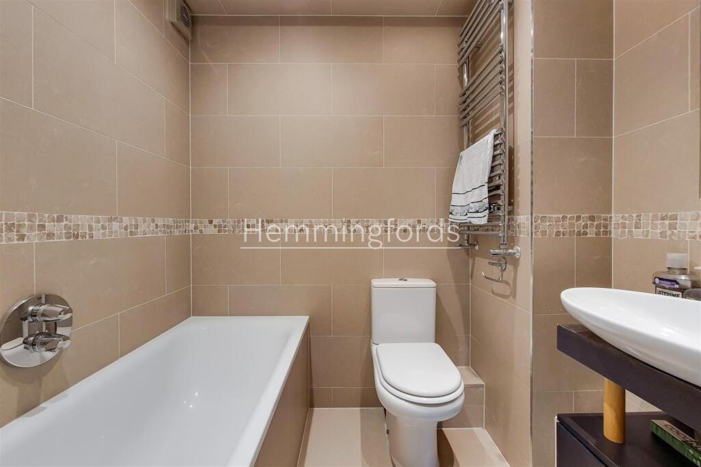 7_Bathroom-0.jpg