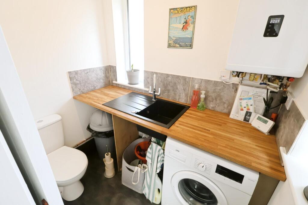 UTILITY/CLOAKROOM WC