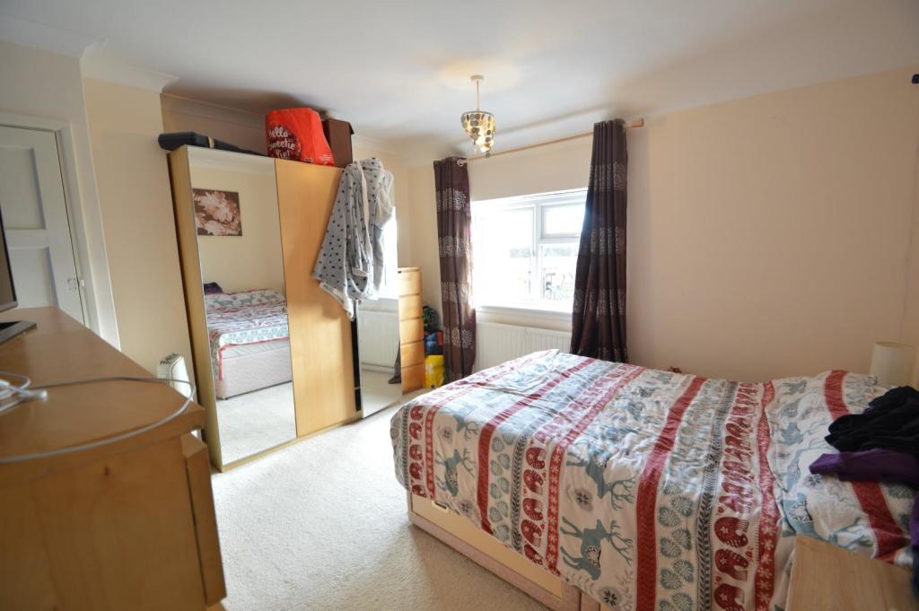 35 The Causeway bedroom one.JPG