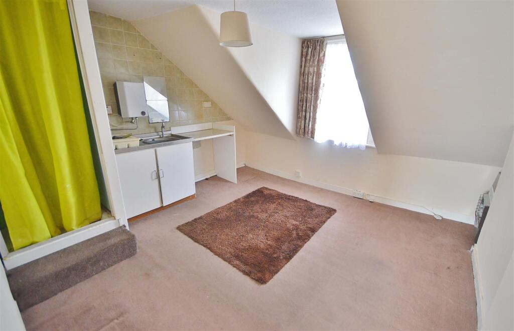 KITCHENETTE / SHOWER