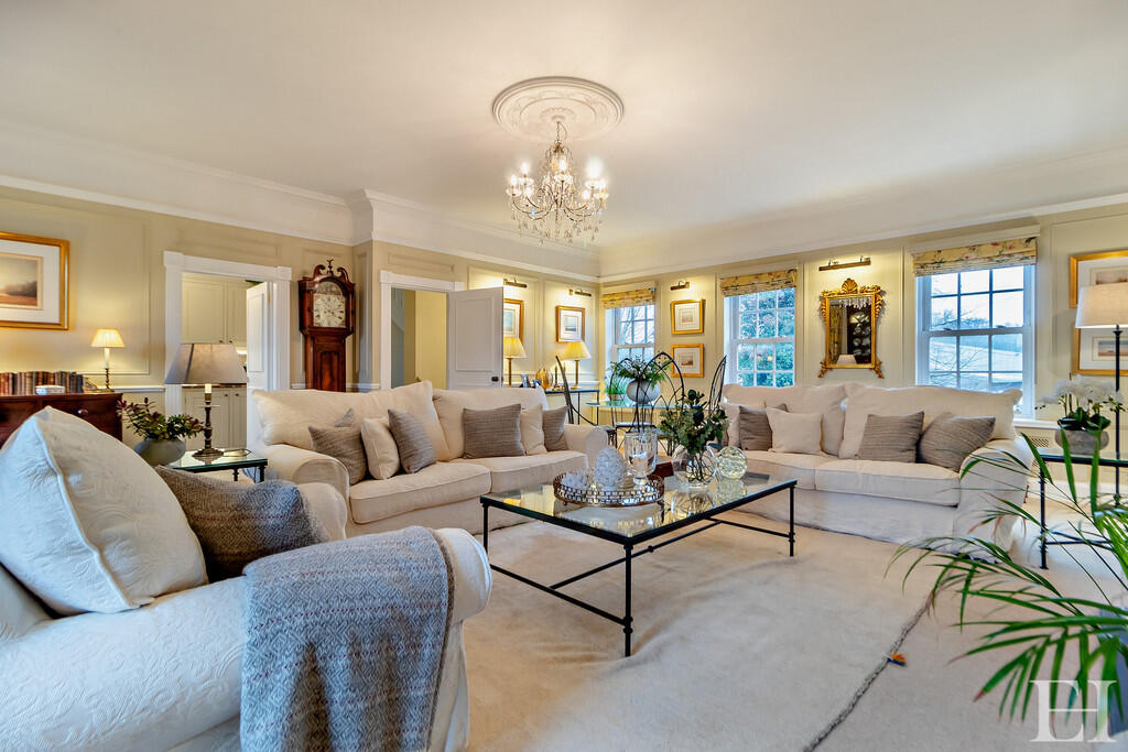 8632598-interior2...