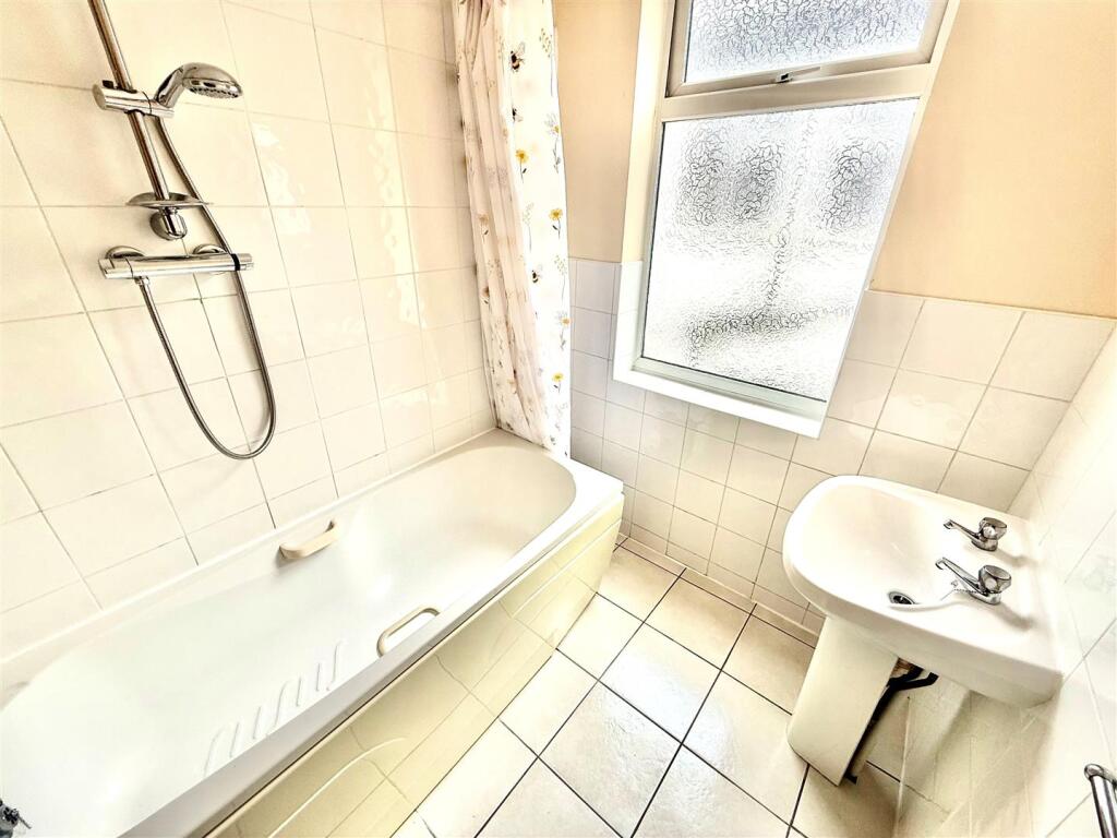 150 Murray Bathroom.jpg