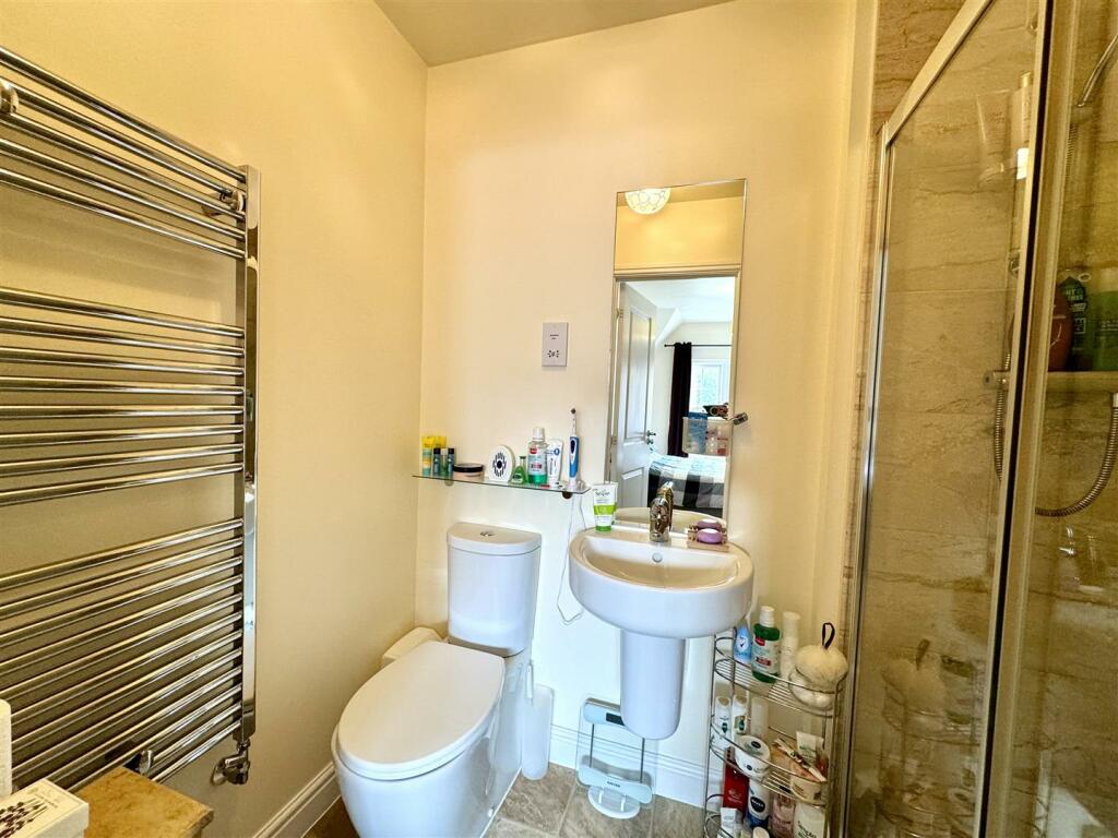 EN-SUITE SHOWER ROOM