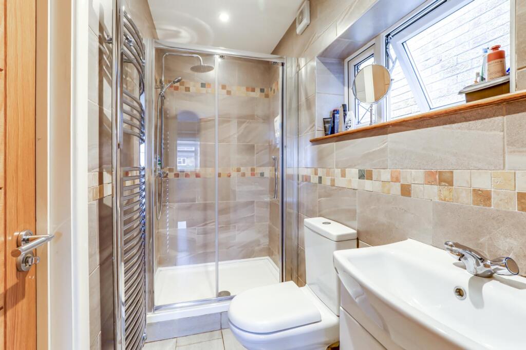 'Jack n Jill' shower room
