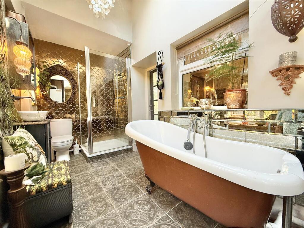 Coombe Bank Lodge Downstairs Bathroom.jpg