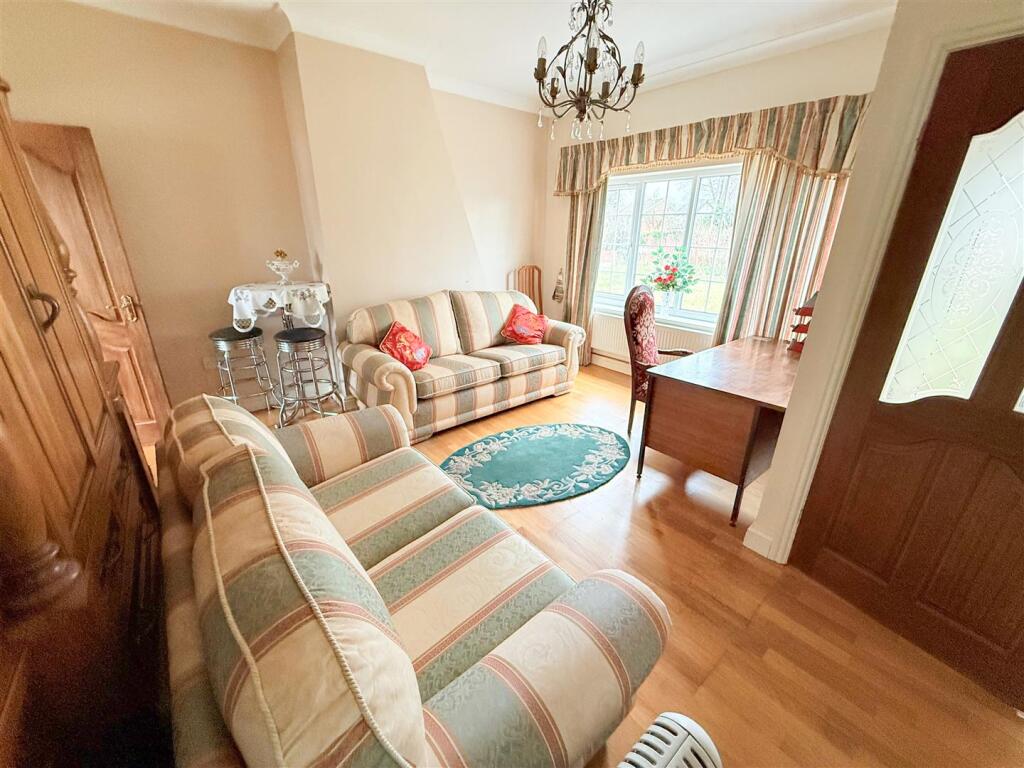 LOUNGE / DINING AREA
