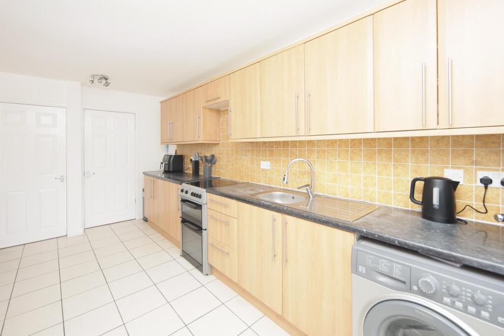 44 Chilvers Grove kitchen-3.jpg