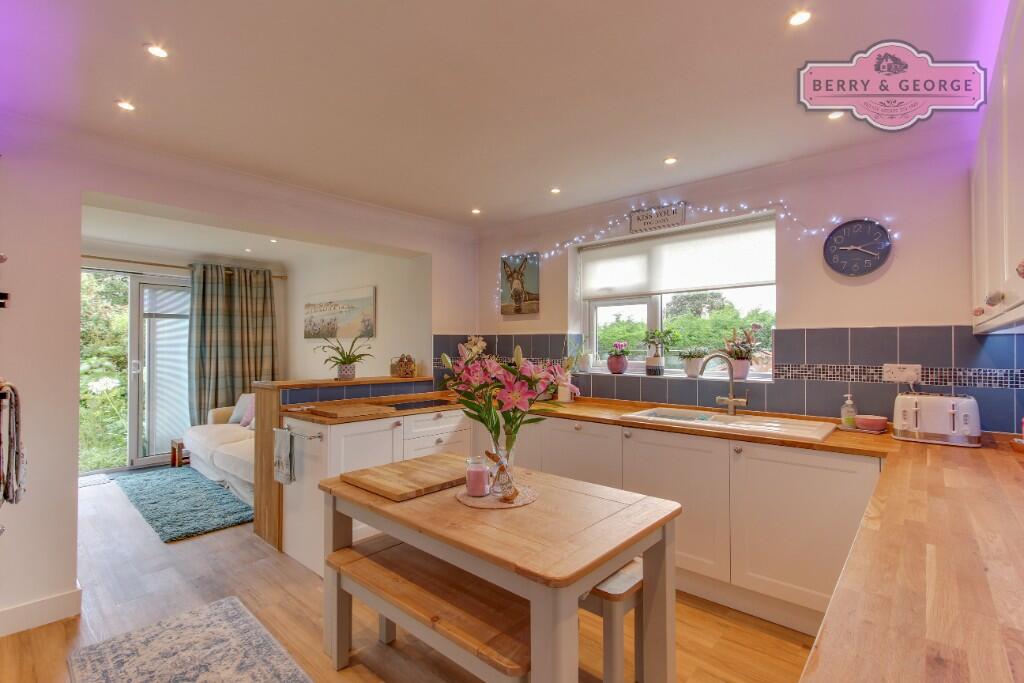 KITCHEN / DINING
