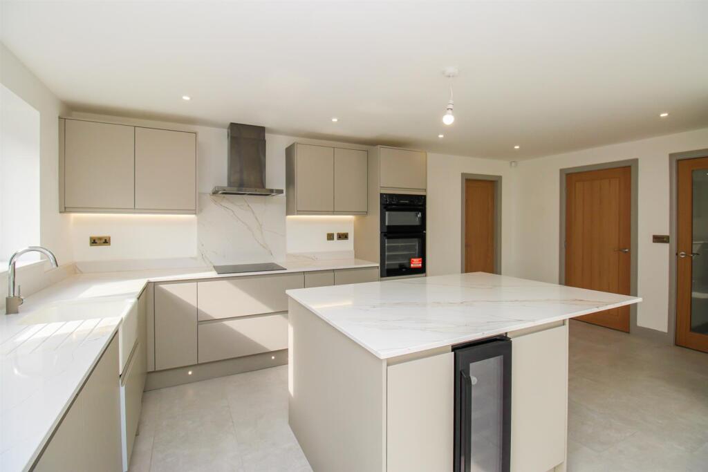 KITCHEN/DINING/BREAKFAST ROOM