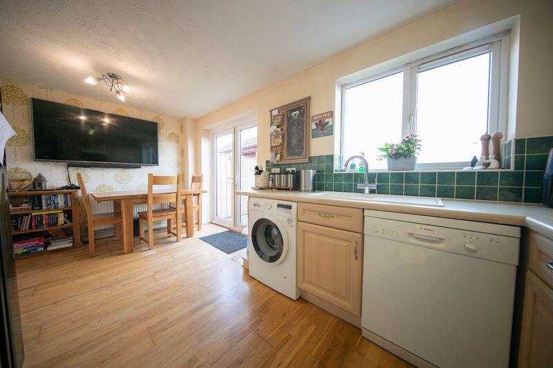 Kitchen &amp; dining room