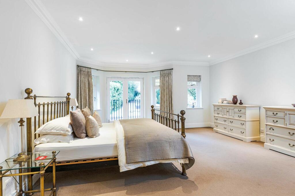 PRINCIPAL BEDROOM