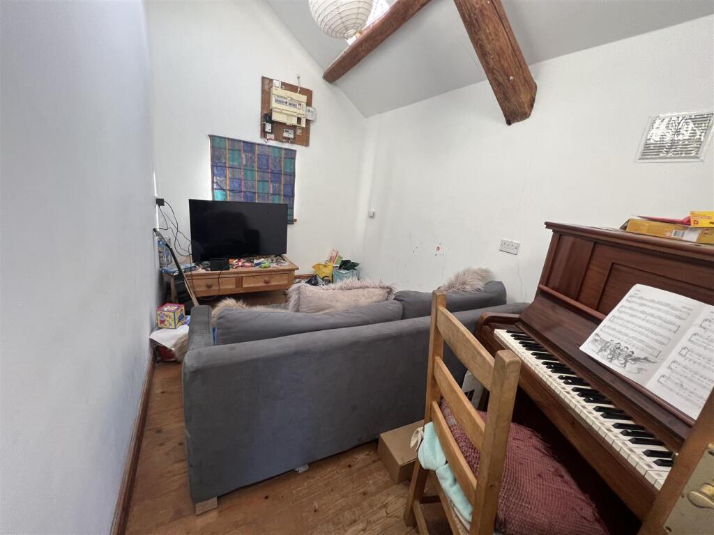 SITTING ROOM/ BEDROOM 3