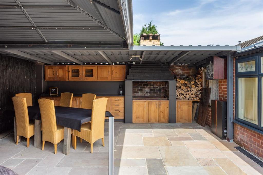 Outside kitchen / BB