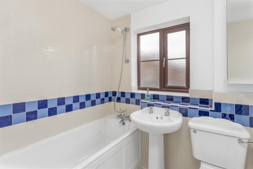 50 Hillside Close, Banbury-18.jpg