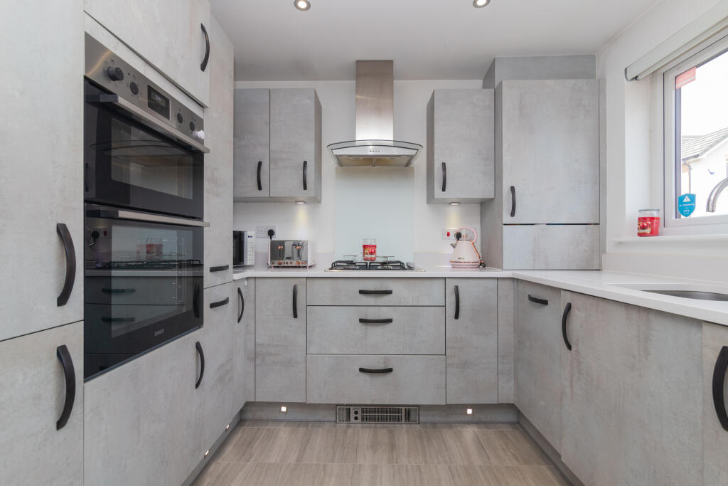 18 cowan avenue pa5 9fg L-18