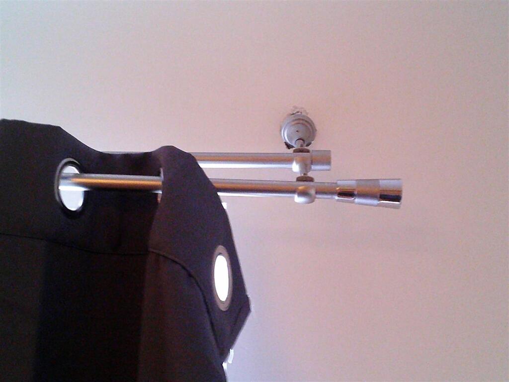 43 Wallshut Wood Curtain Pole fixing.JPG