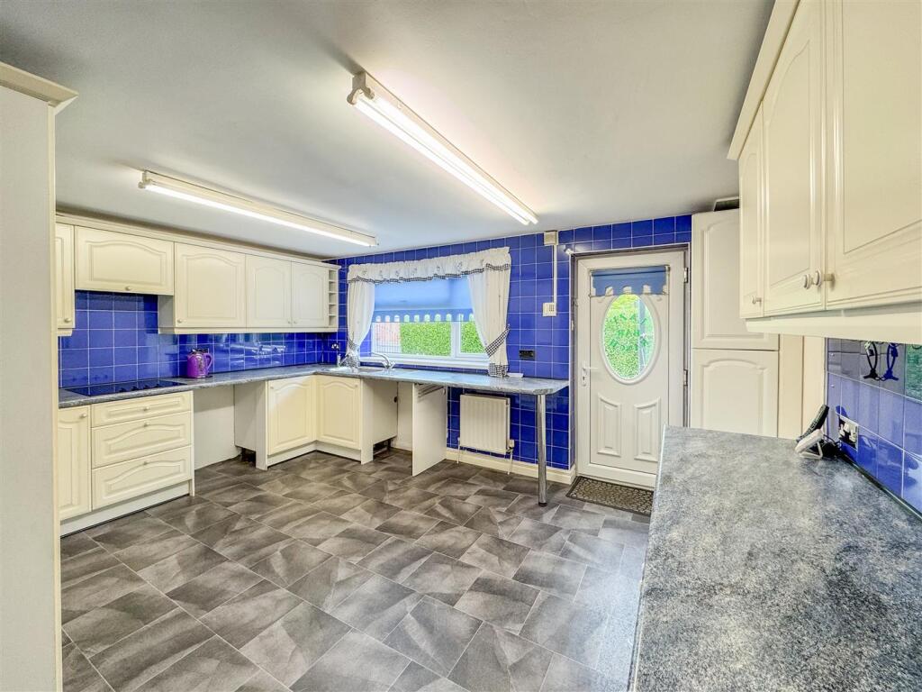 BREAKFASTING KITCHEN