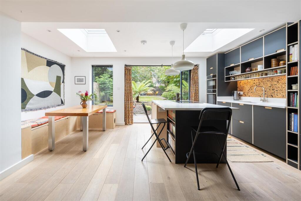 Navarino Road E8