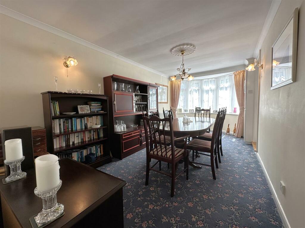 Bow-Fronted Dining Room 125