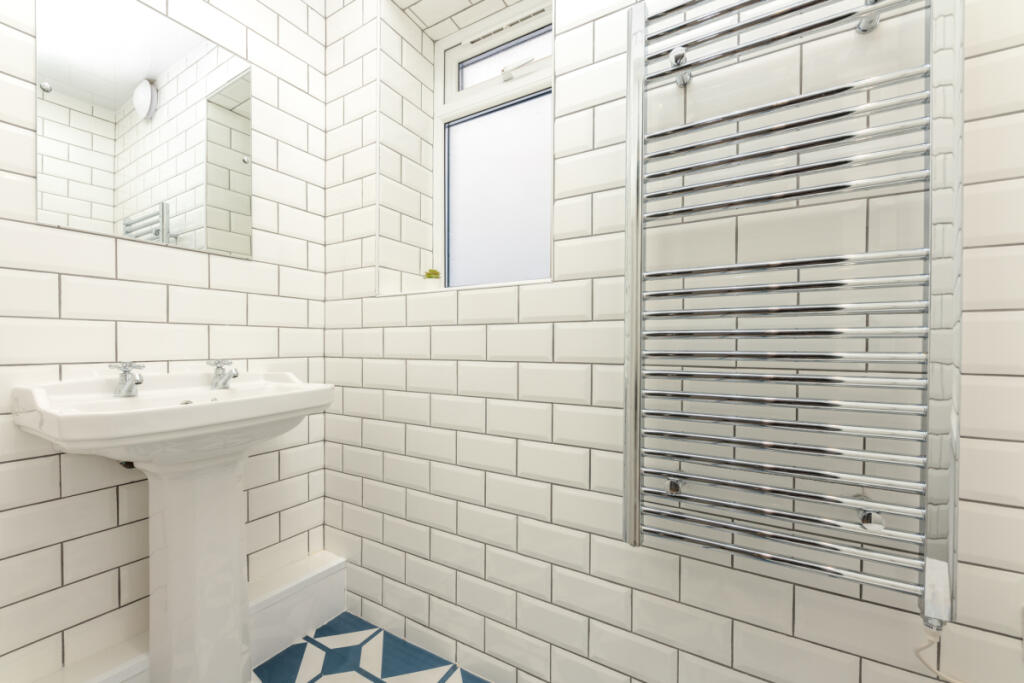 Flat 1, 122 Walter Road Bathroom 1