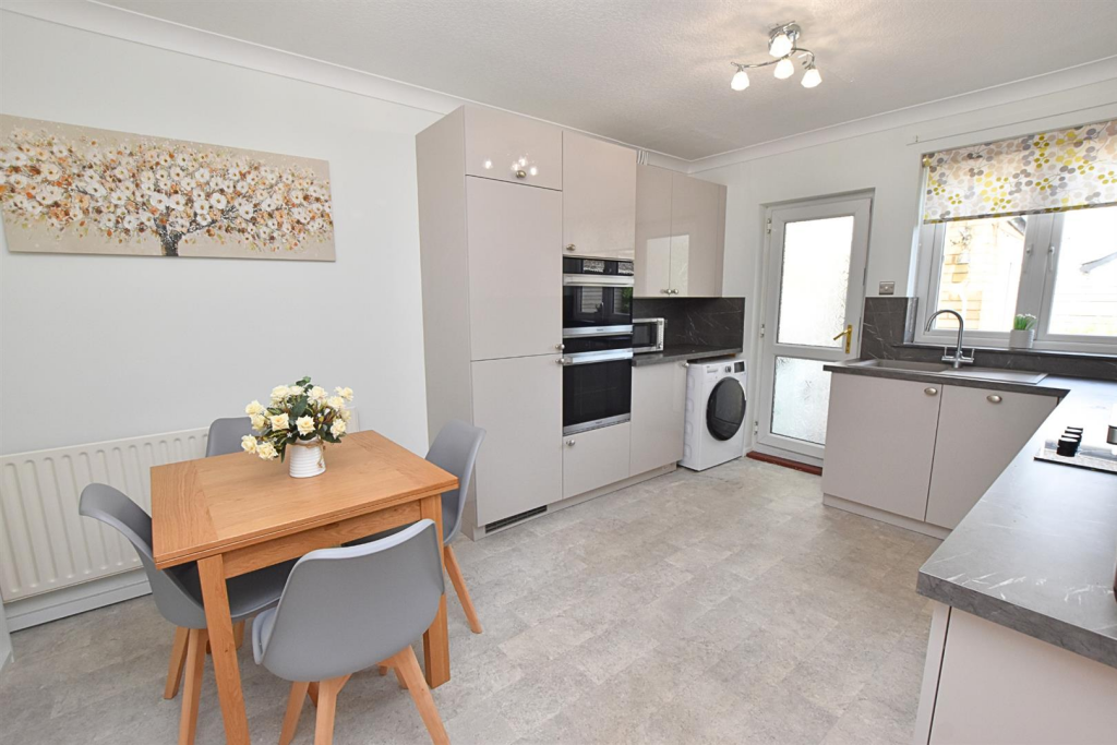 KITCHEN/BREAKFAST ROOM