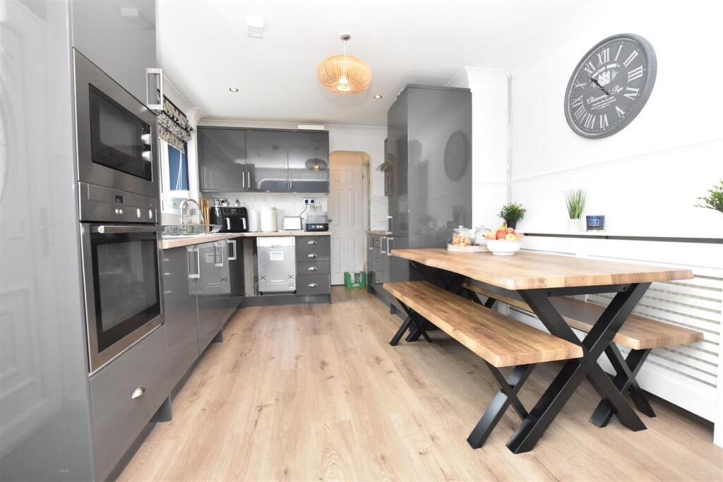 KITCHEN DINING ROOM