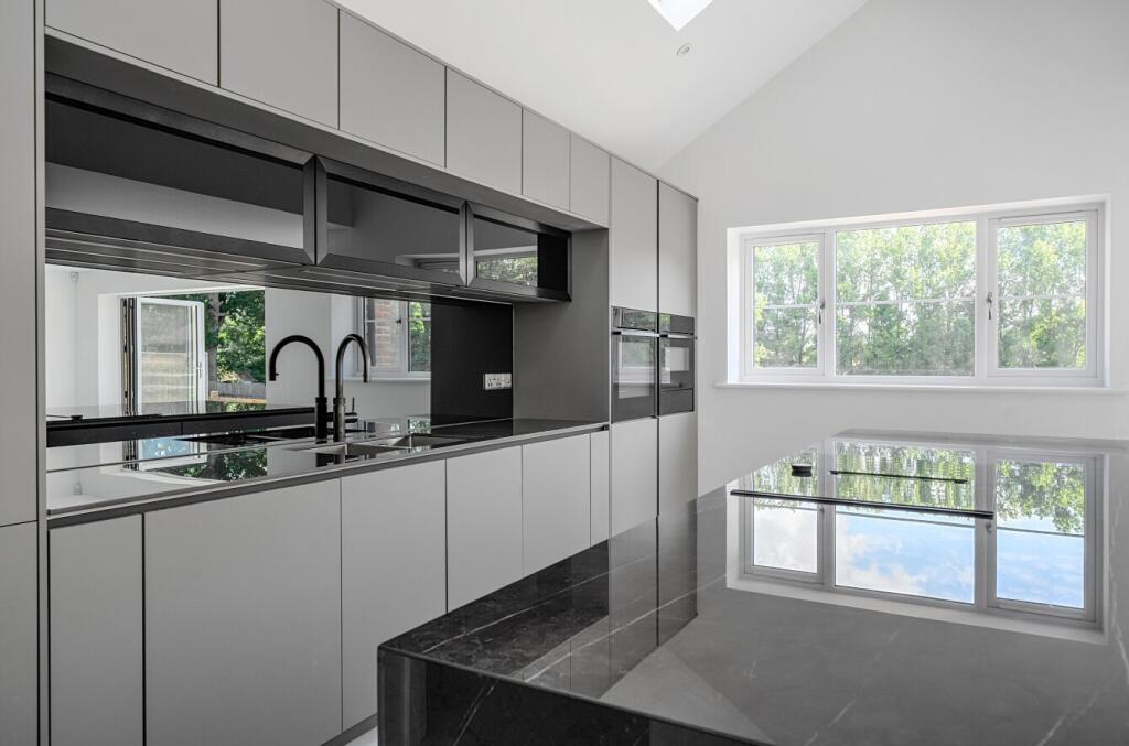 1295988-40-683045...