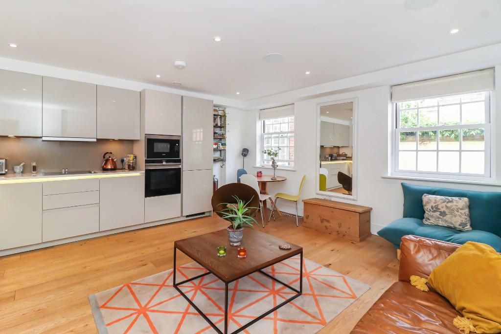 Sitting/dining room