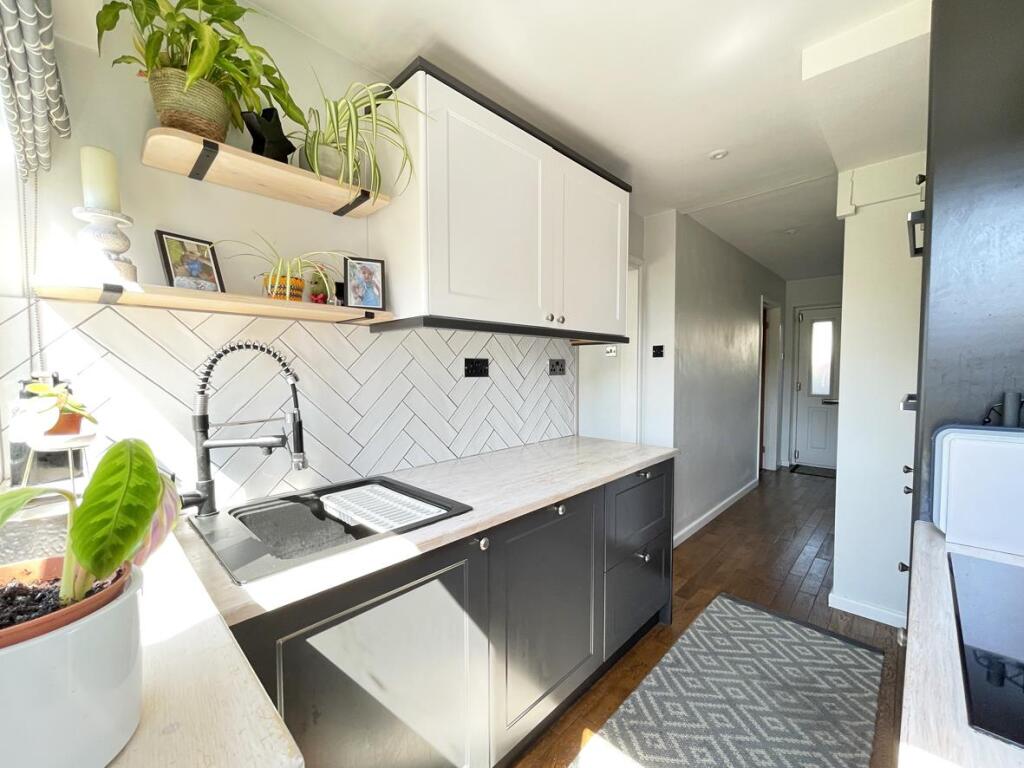 Ashford Crescent 10 - Kitchen 2.jpg