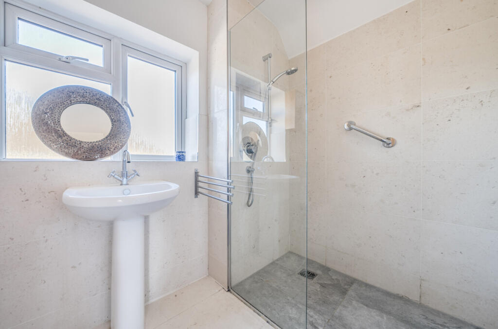 1360900-7-68daab4...