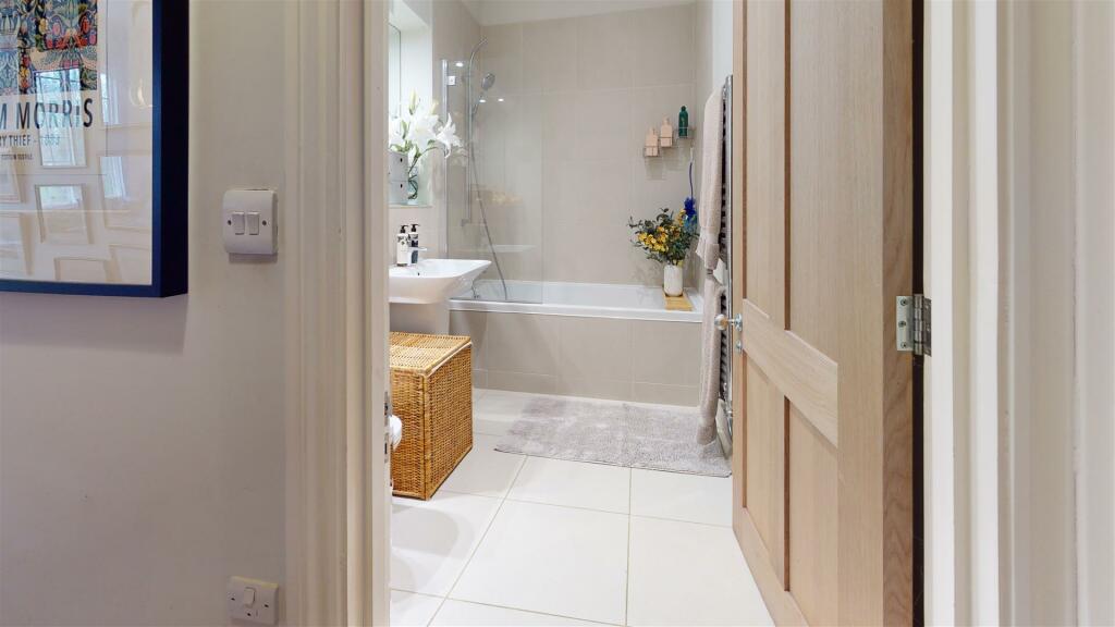 Bathroom (1).jpg