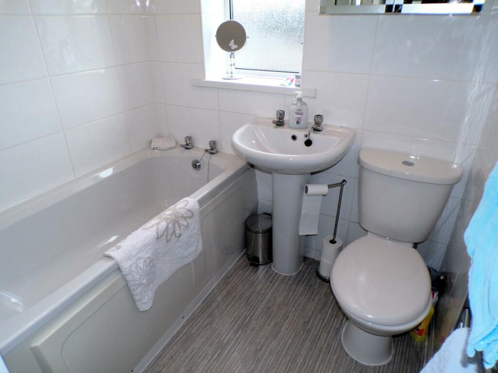 NormanSt35bath1.JPG