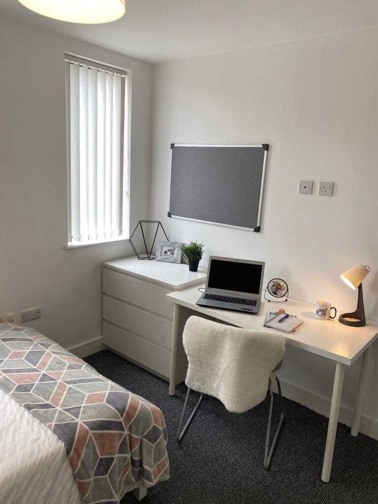 A cozy double bedroom featuring a comfortable b...