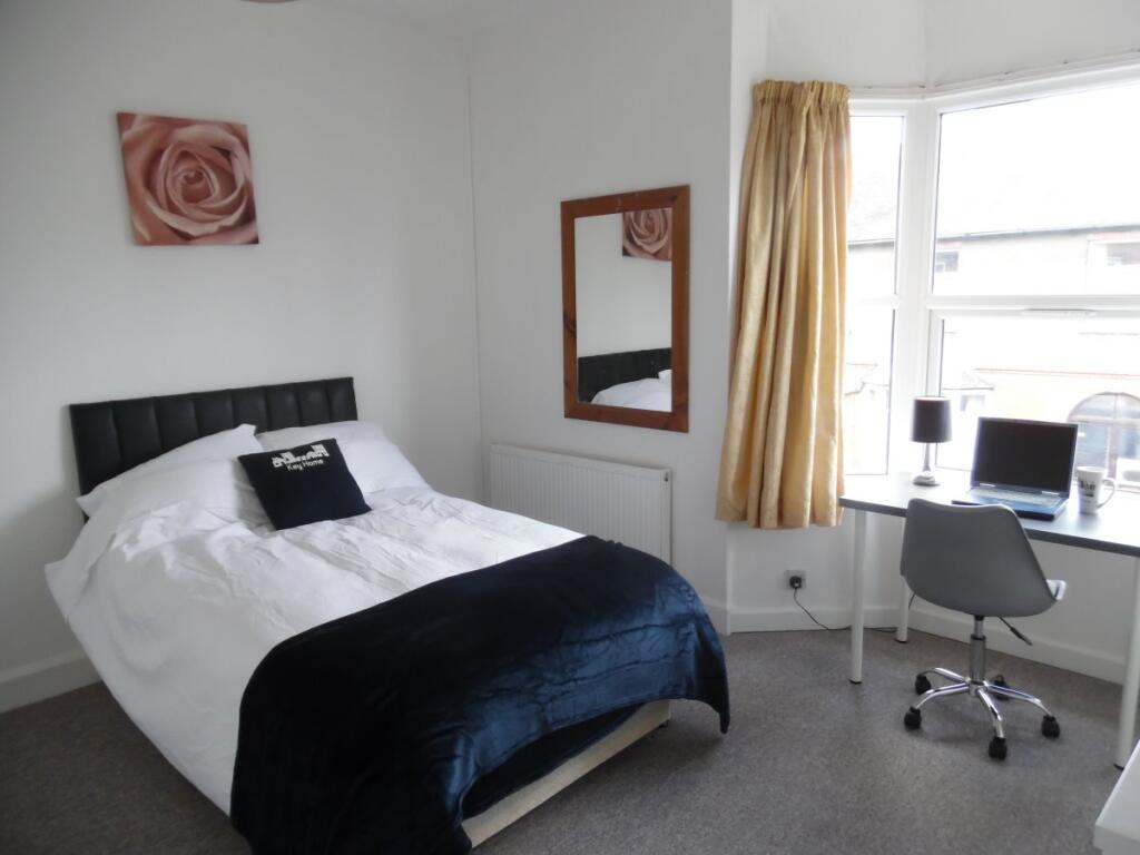 Rooms available in shared house, 2 bathrooms, ava