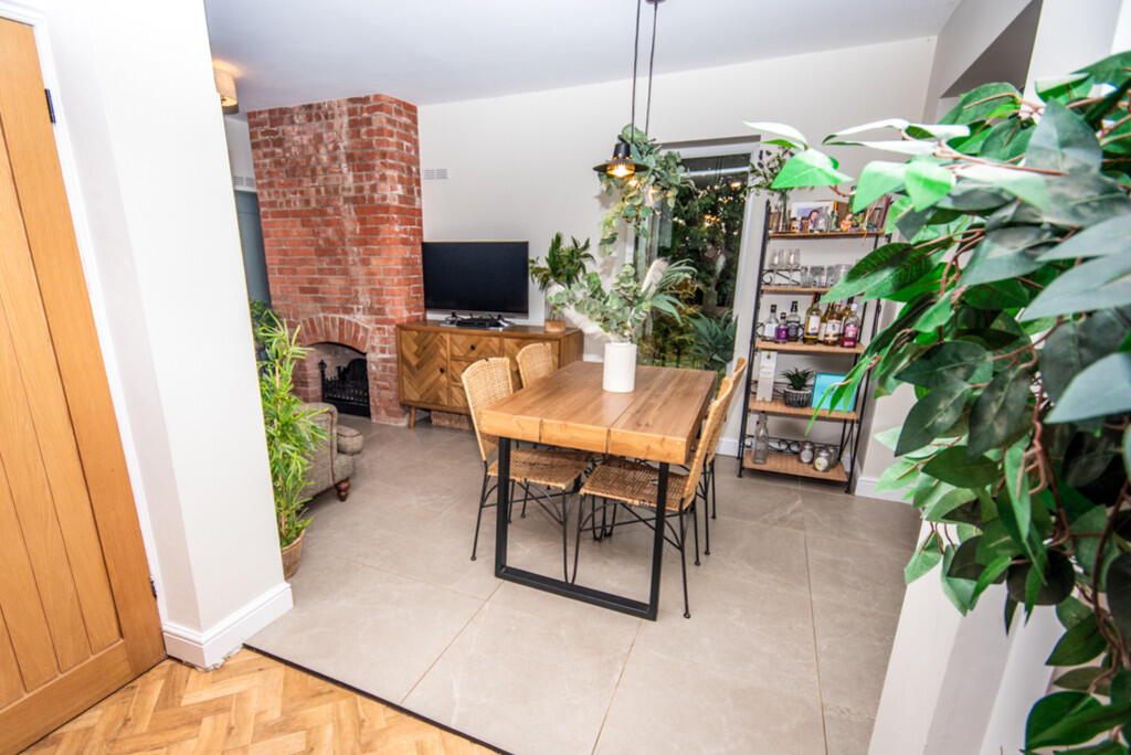 FAMILY ROOM/ DINI...