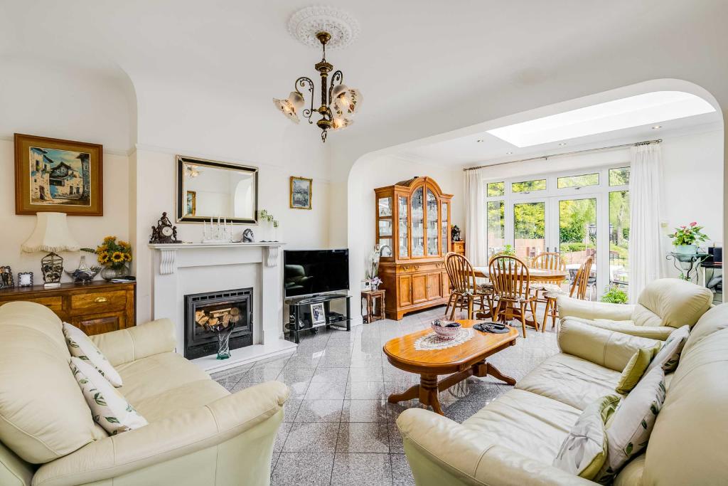 Open plan Lounge / D