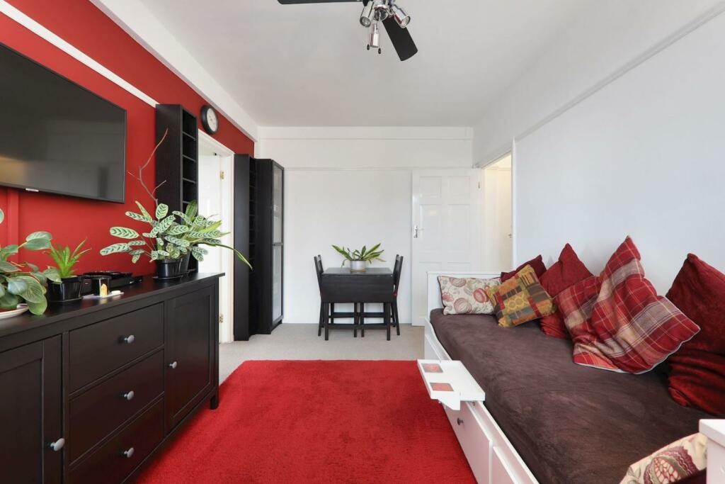 04-fc23JHPropWpen- 27 Sherborne Court - 12 (1)-med