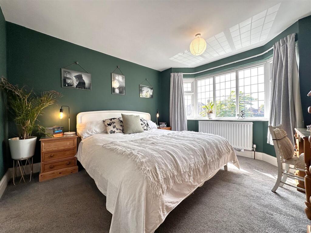 Bay-Fronted Master Bedroom 884