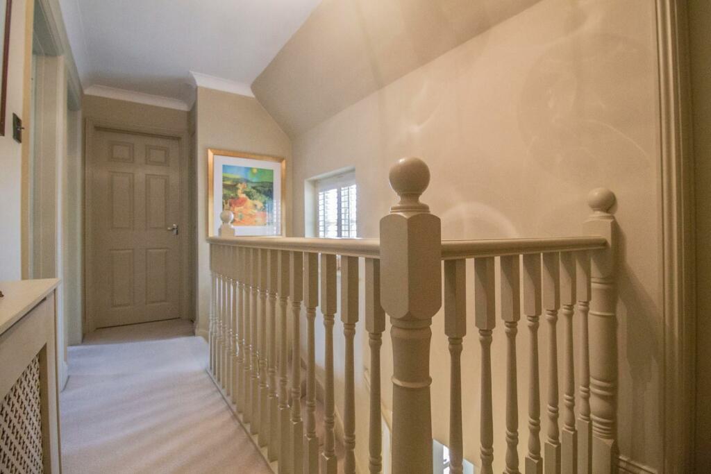 4 Bear Meadow, Beyton [Galleried Landing] 01.jpg