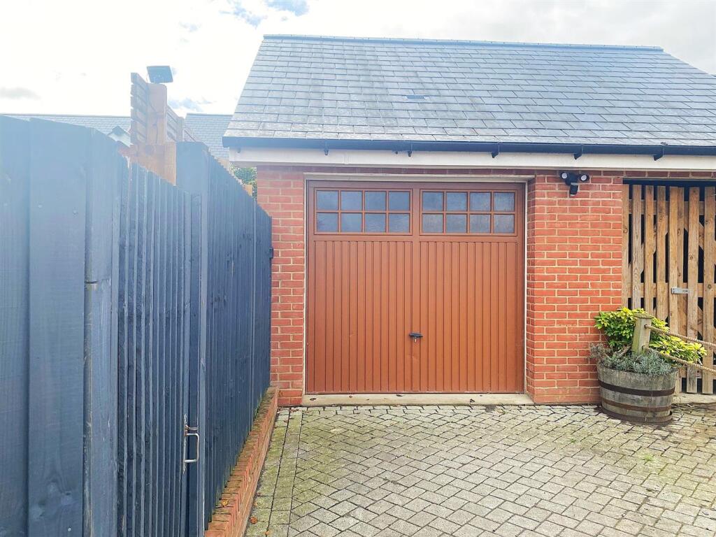 8 Daisy Way - Garage.jpg