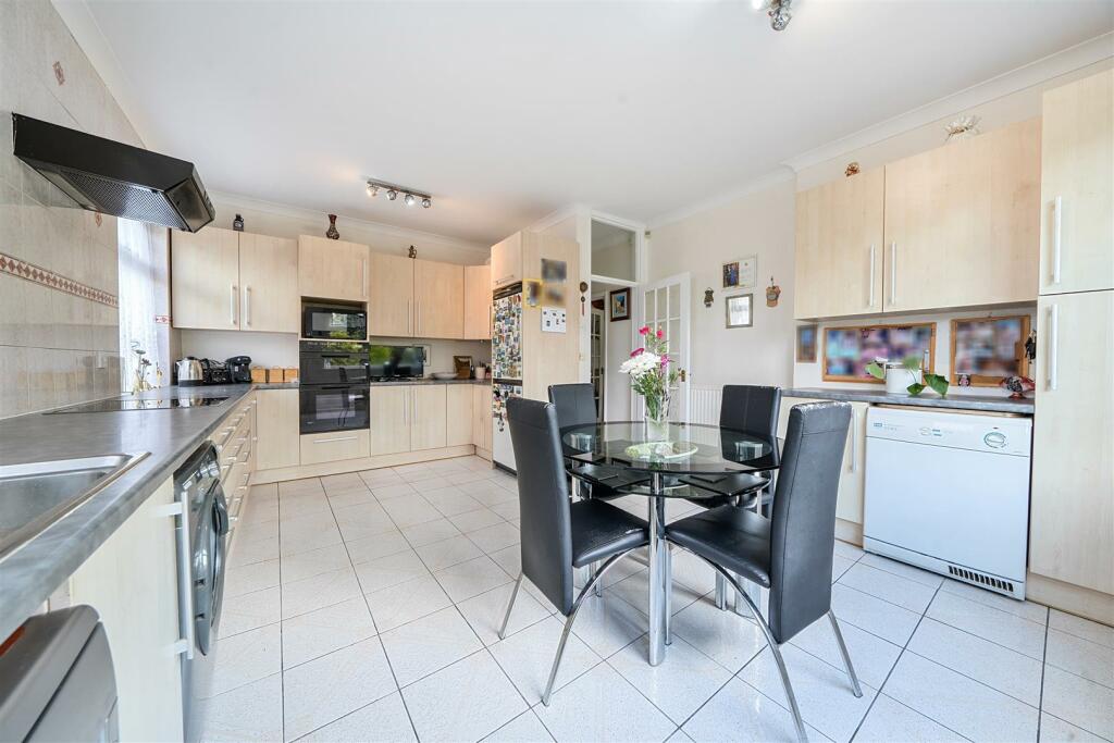 Kitchen/Breakfast Room: