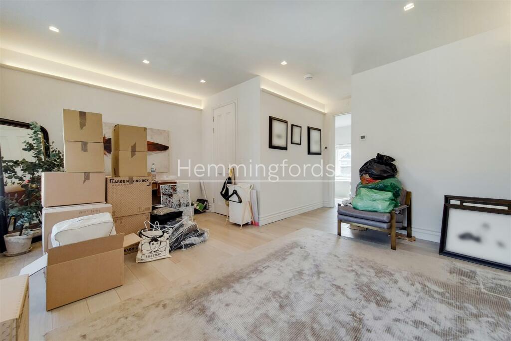 9_Main Bedroom-1.jpg