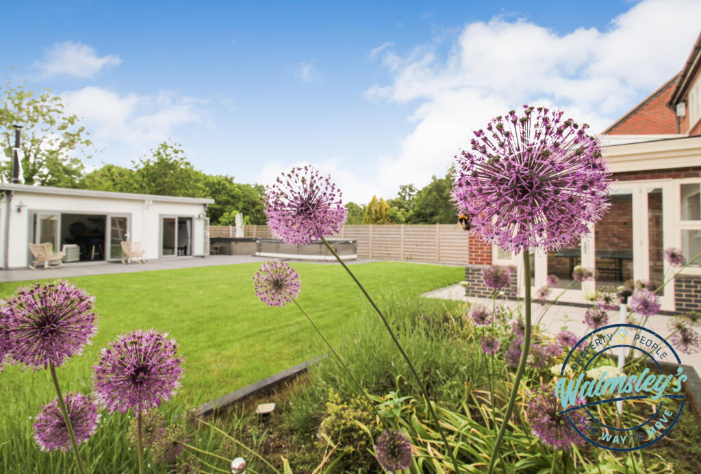 Rear gardens, cabin, hot tub &amp; resistance pool