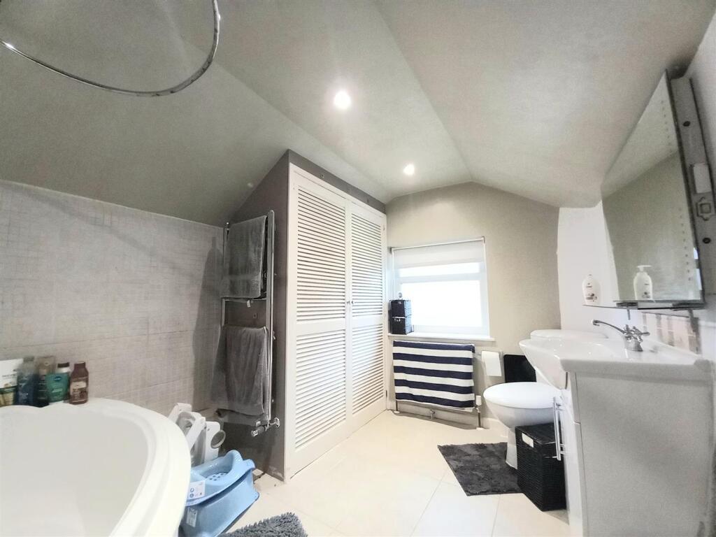 21 Geneva Bathroom.jpg