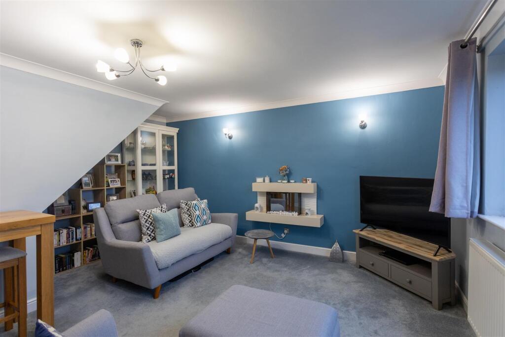 1 Redcar Close, Gedling, NG4 4EW-0010-Lounge.jpg