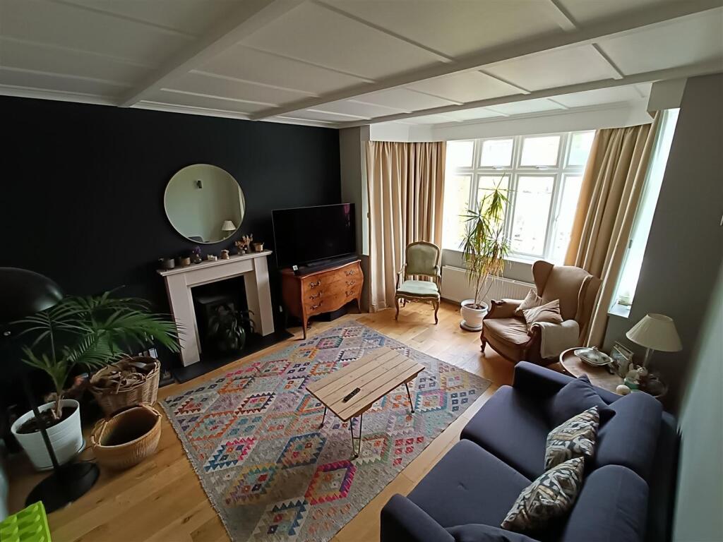 Lounge 1.jpg